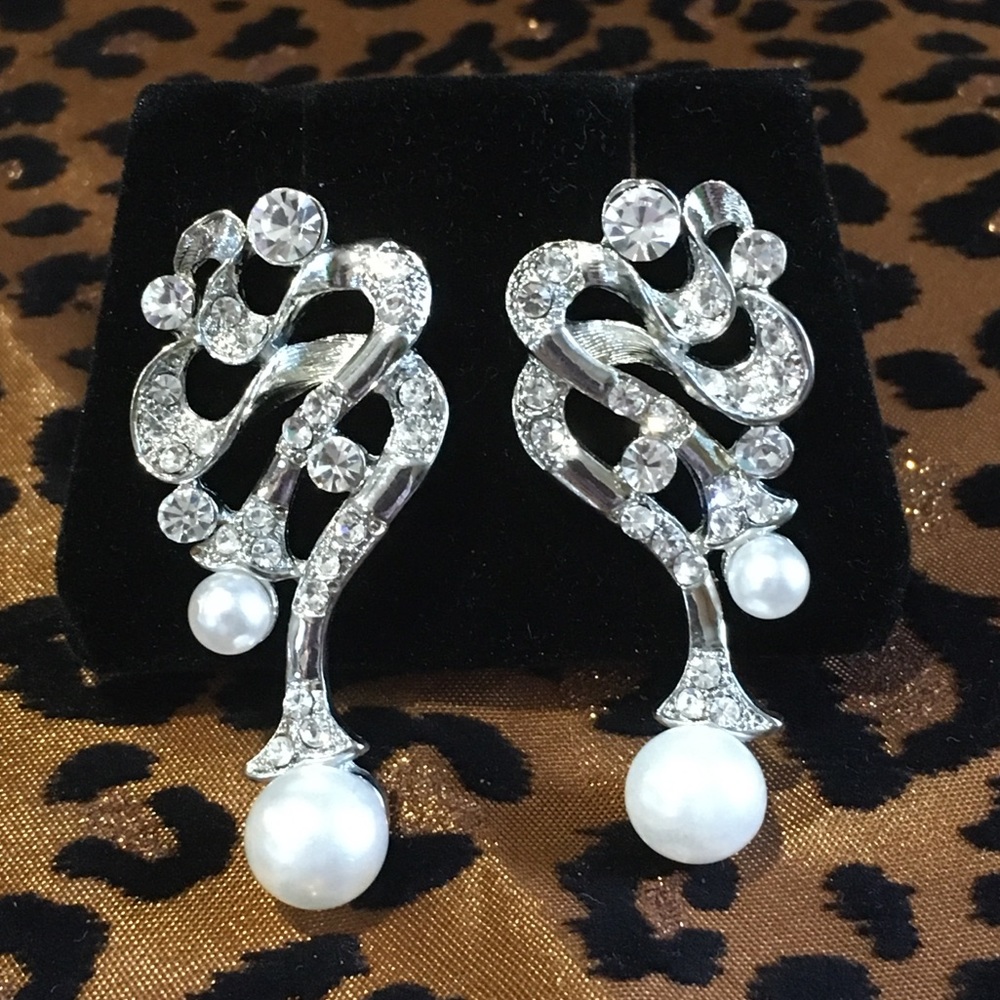 Rhinestone & pearl pierced earrings